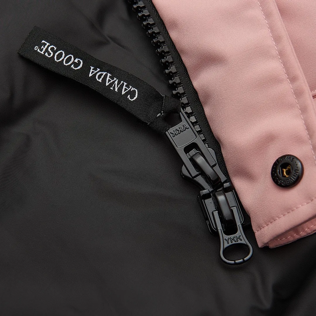 P360 Pink] Canada Goose Canada Goose #Freestyle Crew 4154M Men’s and Women’s Vest Down# ➖ Genuine synchronous anti-counterfeiting chip sensor! ➖ Imported Behringer embroidery machine to customize 10,000-needle embroidery logo! ➖ Imported 21-count polyester-cotton blended original fabric, using Feather-Light 10D waterproof coating fabric, made of 84.5% polyester fiber and 15.5% cotton, 100% the best feel in the entire network! ➖ The genuine official website uses the national standard 80 white duck down, and will never be misled by false claims such as 90 down or goose down! ➖ 100% nylon nylon lining with double double-layer sealing design to prevent velvet from running away. Top-grade polar fleece is used in the collar and pockets to keep warm and comfortable! ➖ Yoshida YKK provides original custom-made electroplated sliders. YKK two-way lockable zippers are tight and smooth and will not peel off paint! ➖ 3M composite original Velcro is durable, and all accessories and hardware are disassembled and customized! ⛔No slander, no exaggeration, no need for too much copywriting, because it is focused, it is professional!  SIZE: XS S M L [Attached: Size chart]